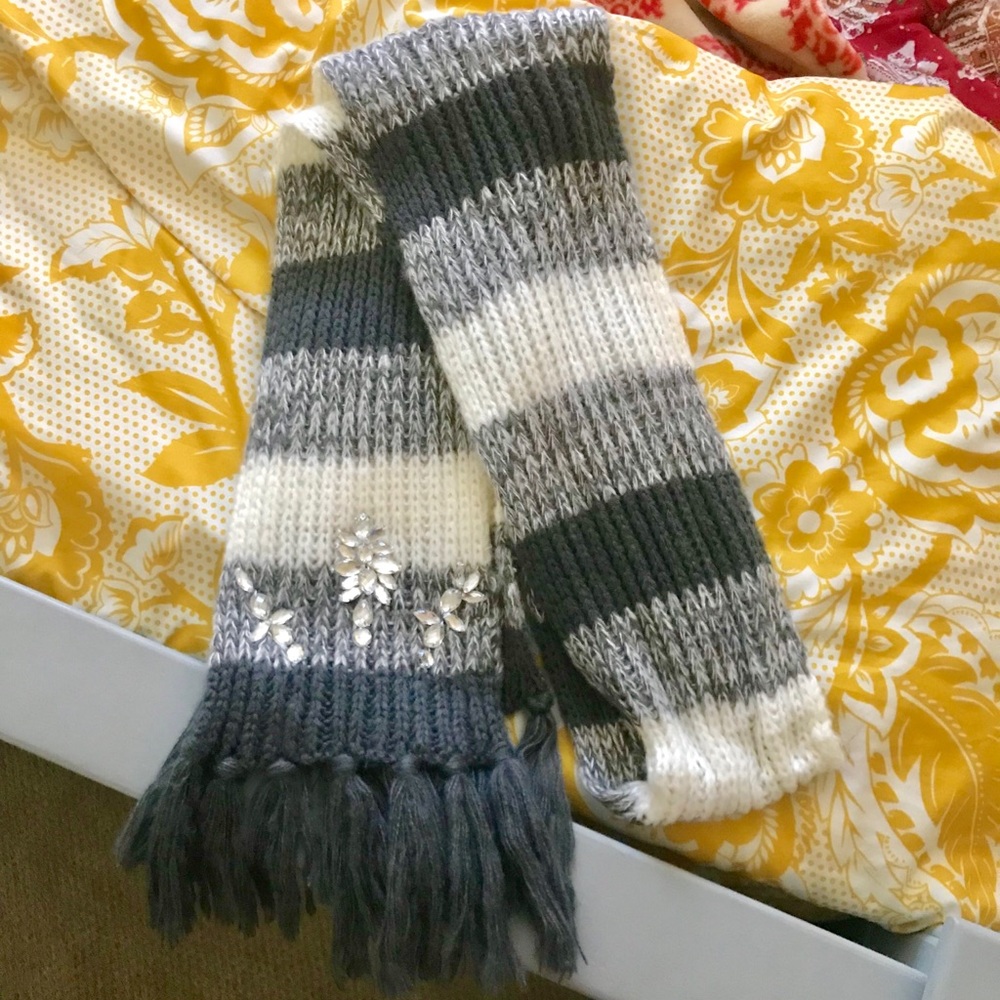 CHARMING CHARLIE scarf